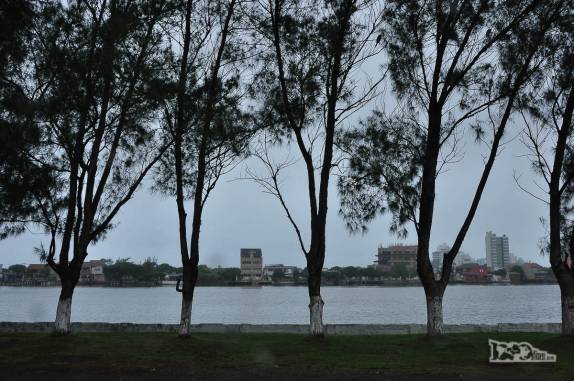 Em dia chuvoso, a cidade de TRamandaí vista de Imbé, do outro lado do canal, no litoral do Rio Grande do Sul